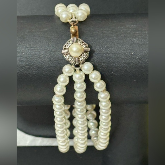 Jewelry - Vintage Elegant Three Strand Pearl Bracelet